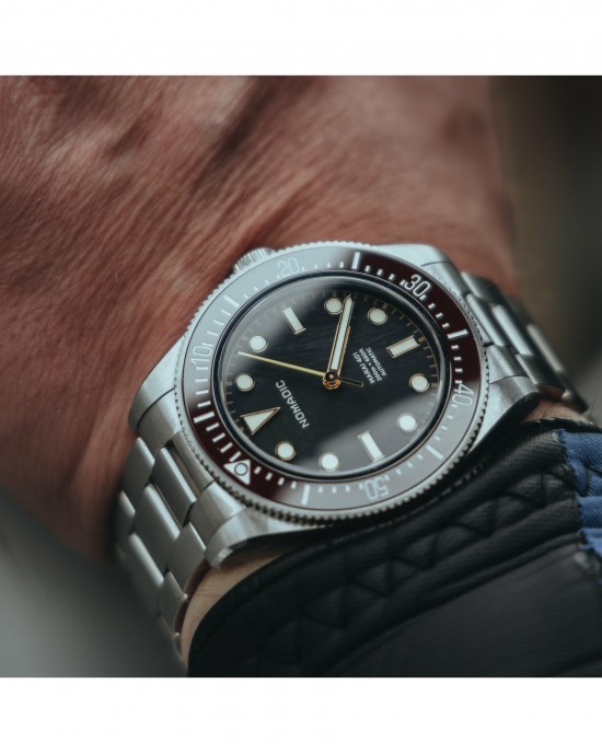 Crimson Dawn - Maraí 401 Date - Dive Watch with Date